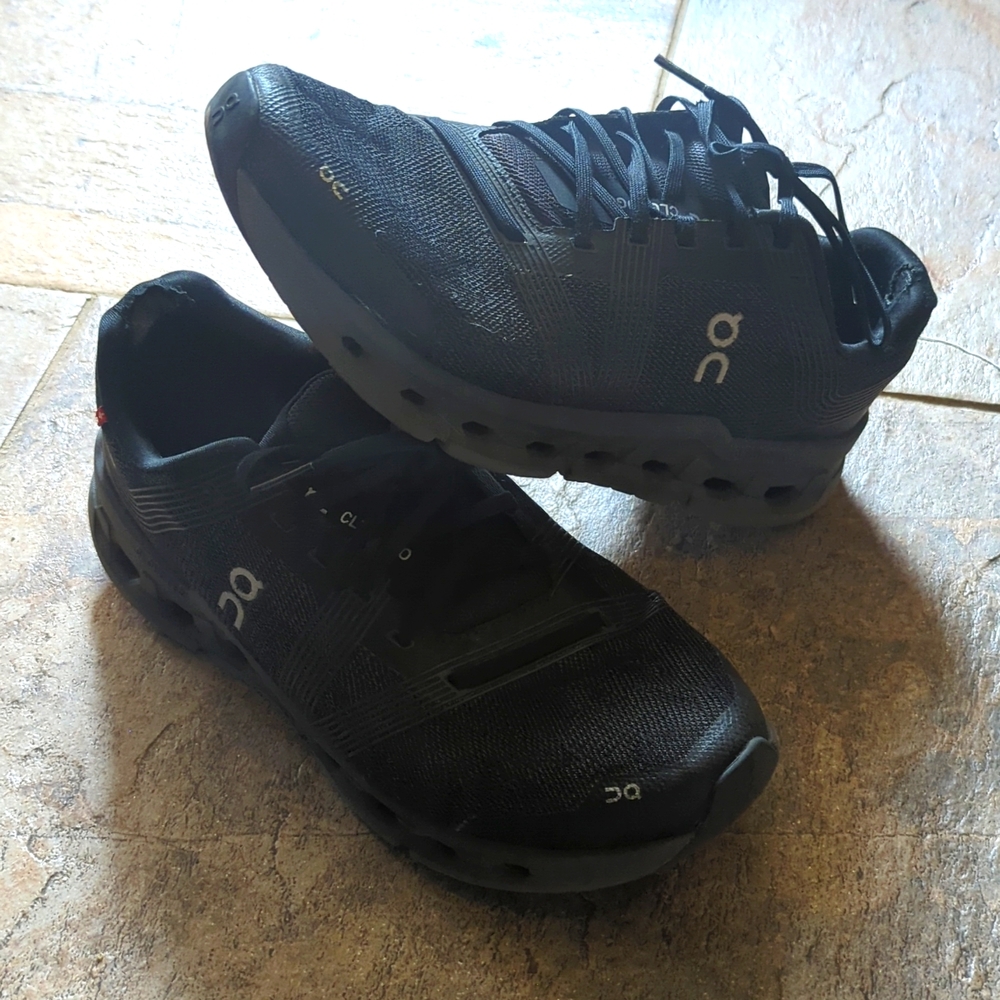 On Running Cloud Go Mens 9.5 Wide